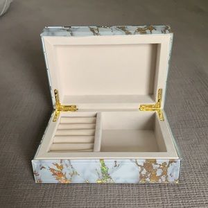 Jewelry box